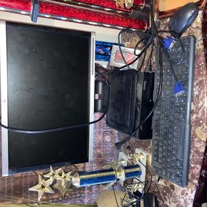 Flat Screen Computer e we out mouse and keyboard